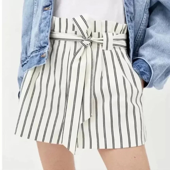 ZARA  | PLEATED HIGH WAIST PAPER BAG WHITE STRIPED SHORT - Picture 3 of 14